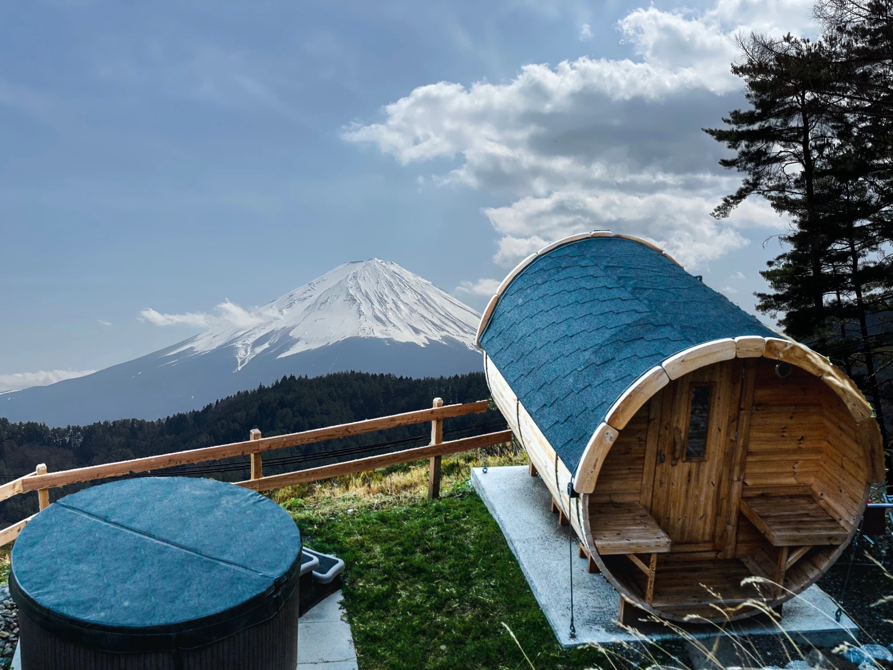 富士山を眺めながら“バレルサウナ”