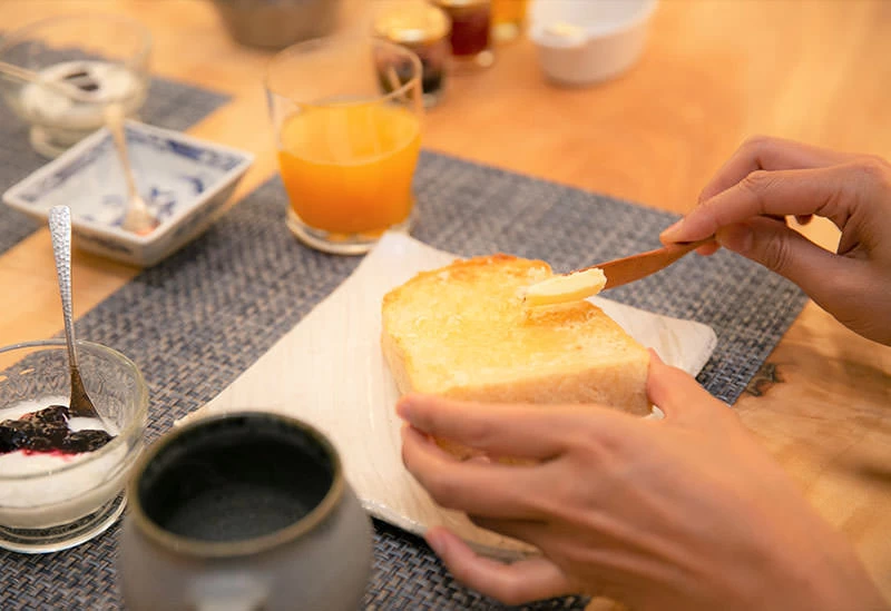 シンプルなパンの朝食は無料サービスで提供