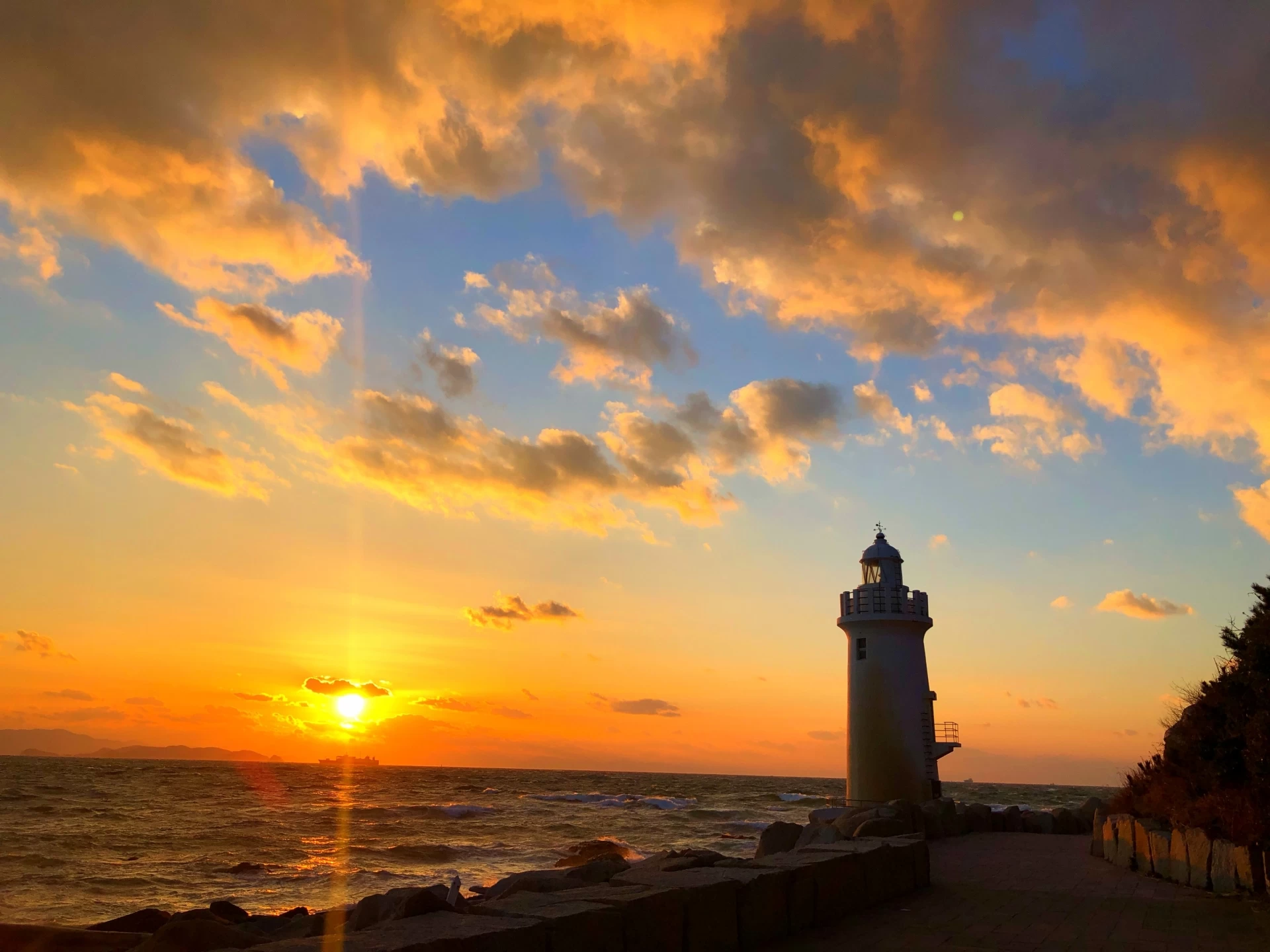 夕日の伊良湖岬灯台