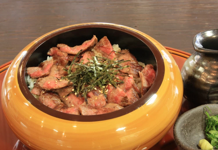 酢飯で食べる「飛騨牛ひつまぶし」