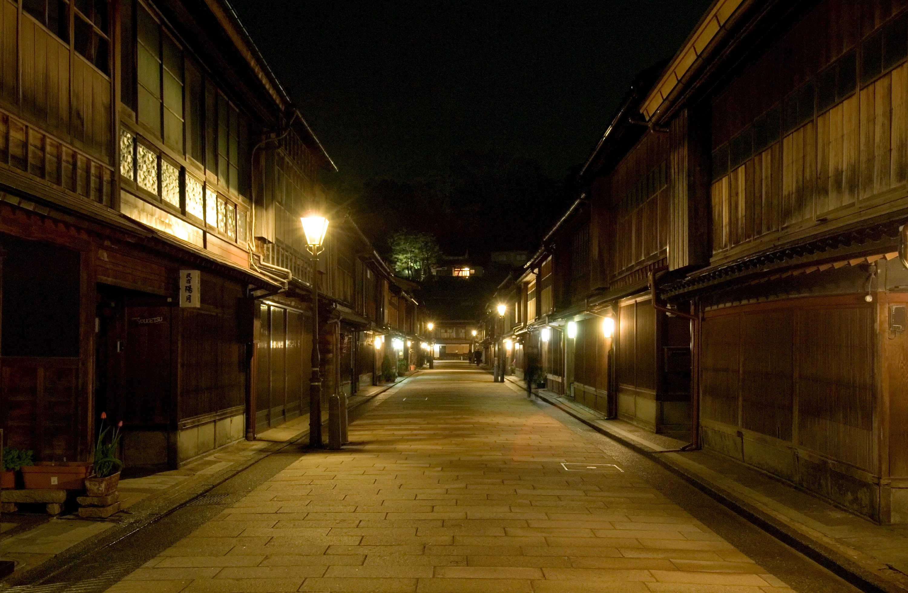 夜のひがし茶屋街　　画像提供：金沢市