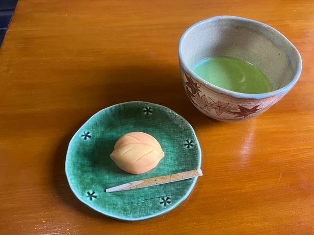抹茶と和菓子（銘は「照葉」）