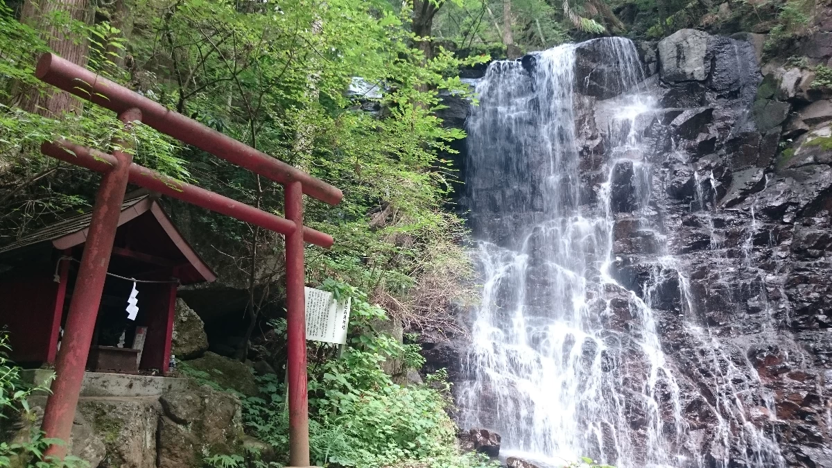 滝の脇に鎮座する「母の白滝神社」