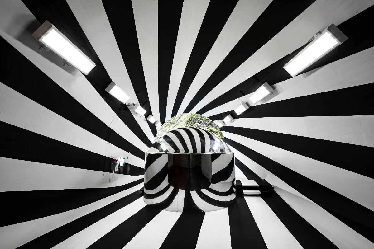 第2見晴所。中央の公衆トイレもアート作品のひとつ Ⓒマ・ヤンソン/MADアーキテクツ「Tunnel of Light」（大地の芸術祭作品）Photo by Nakamura Osamu
