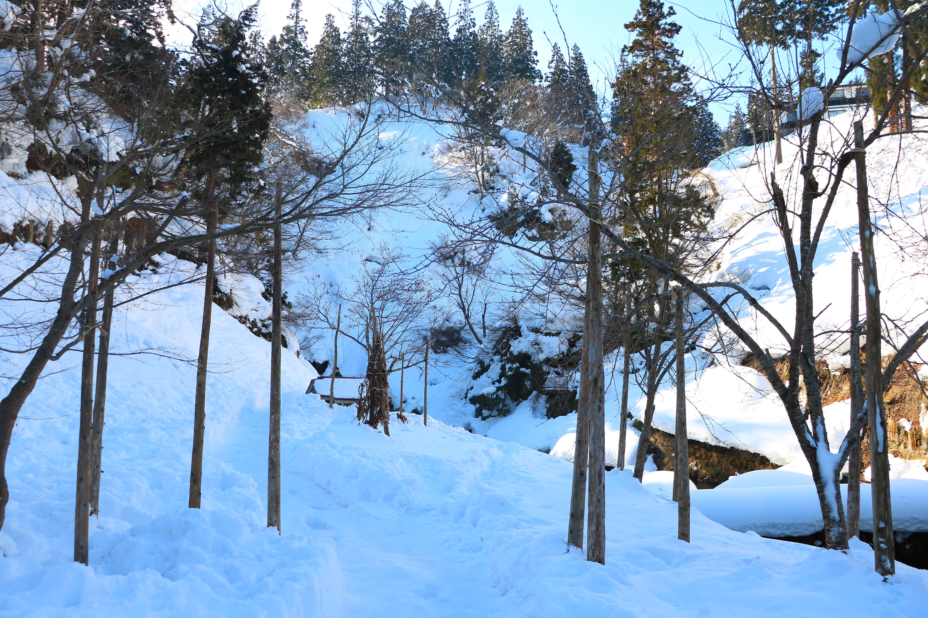 銀山温泉の奥の雪深い道を進む