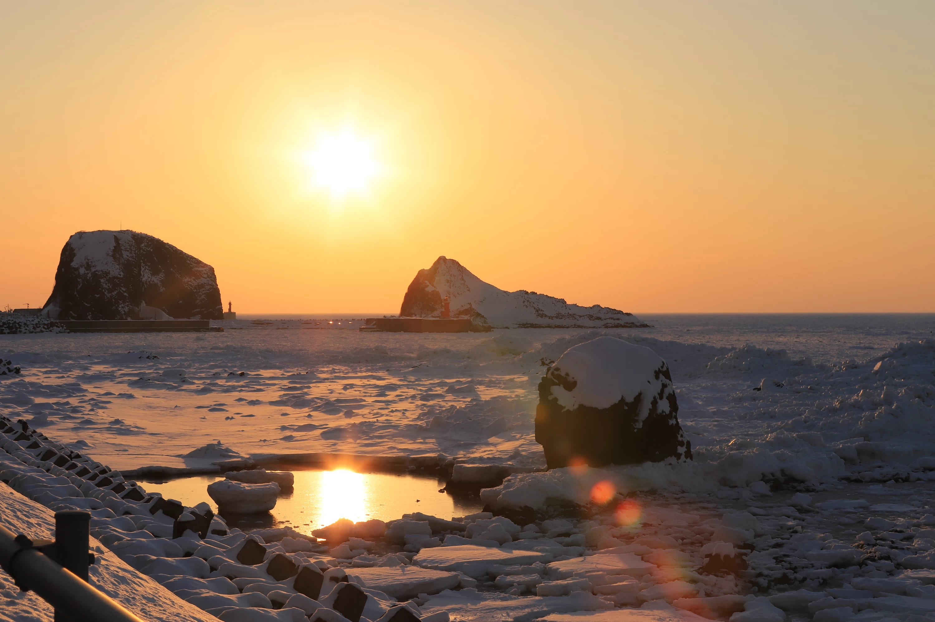 夕日に染まる流氷の海