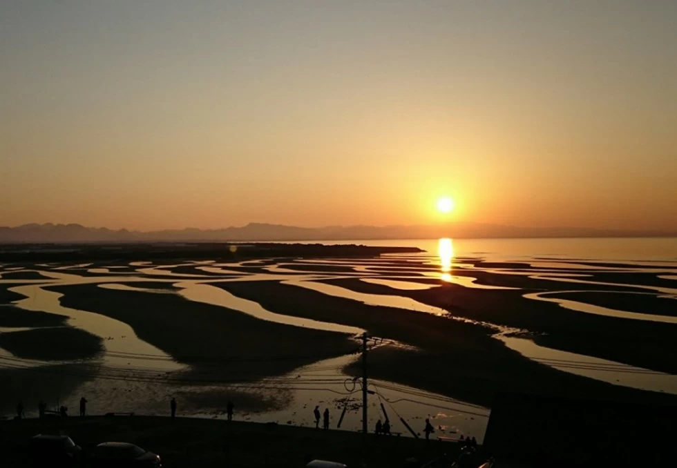 「日本の夕陽百選」に選ばれた真玉海岸の縞模様