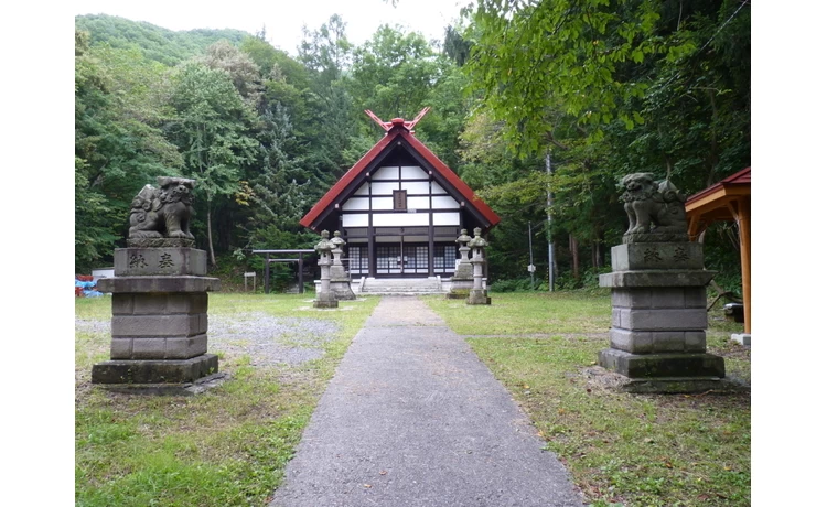 日中の定山渓神社