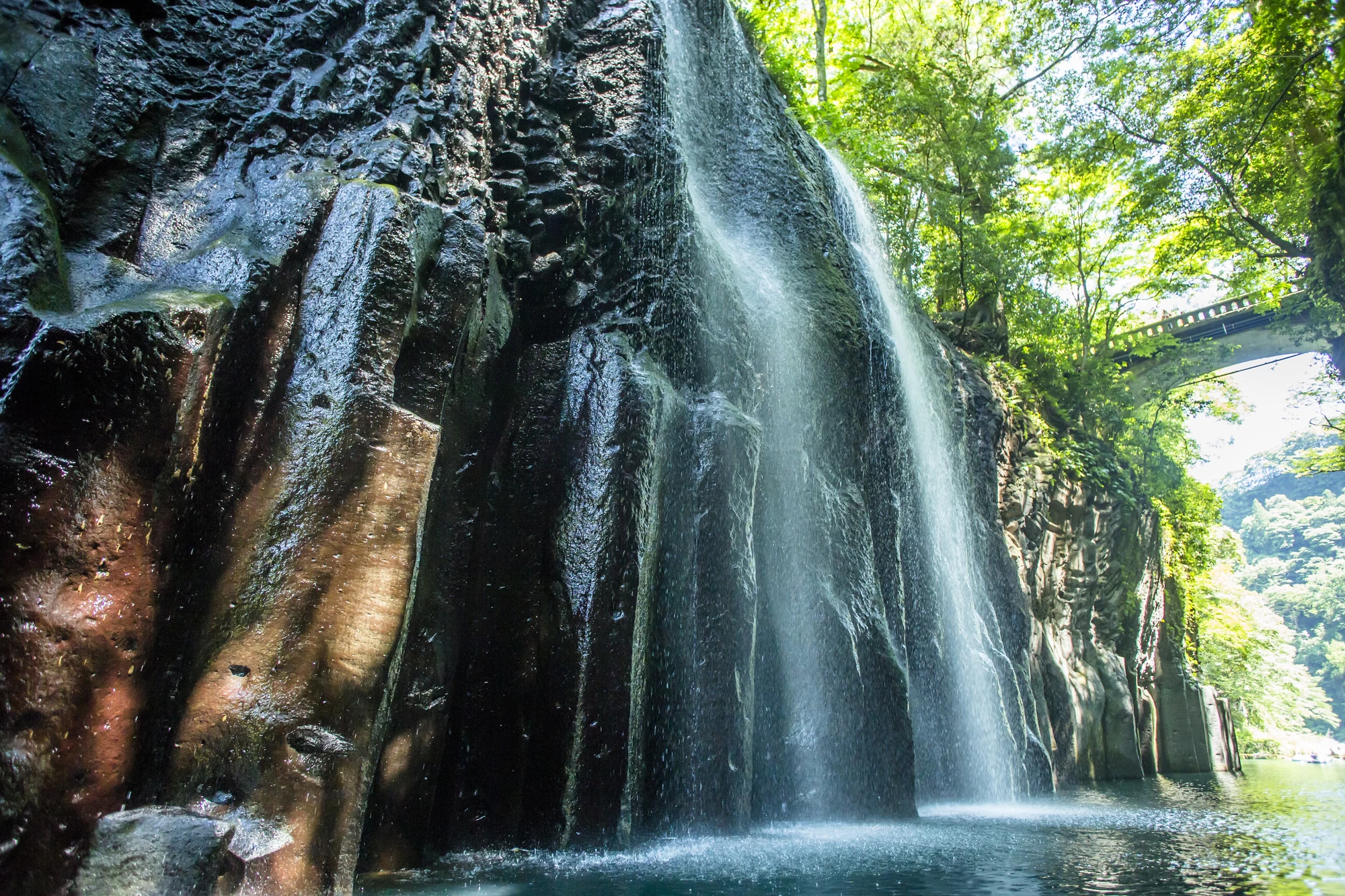 水しぶきが涼しい「真名井の滝」