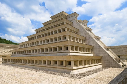 1階中庭。メキシコの世界遺産「エル・タヒン」の「壁龕（へきがん）のピラミッド」がモデル！