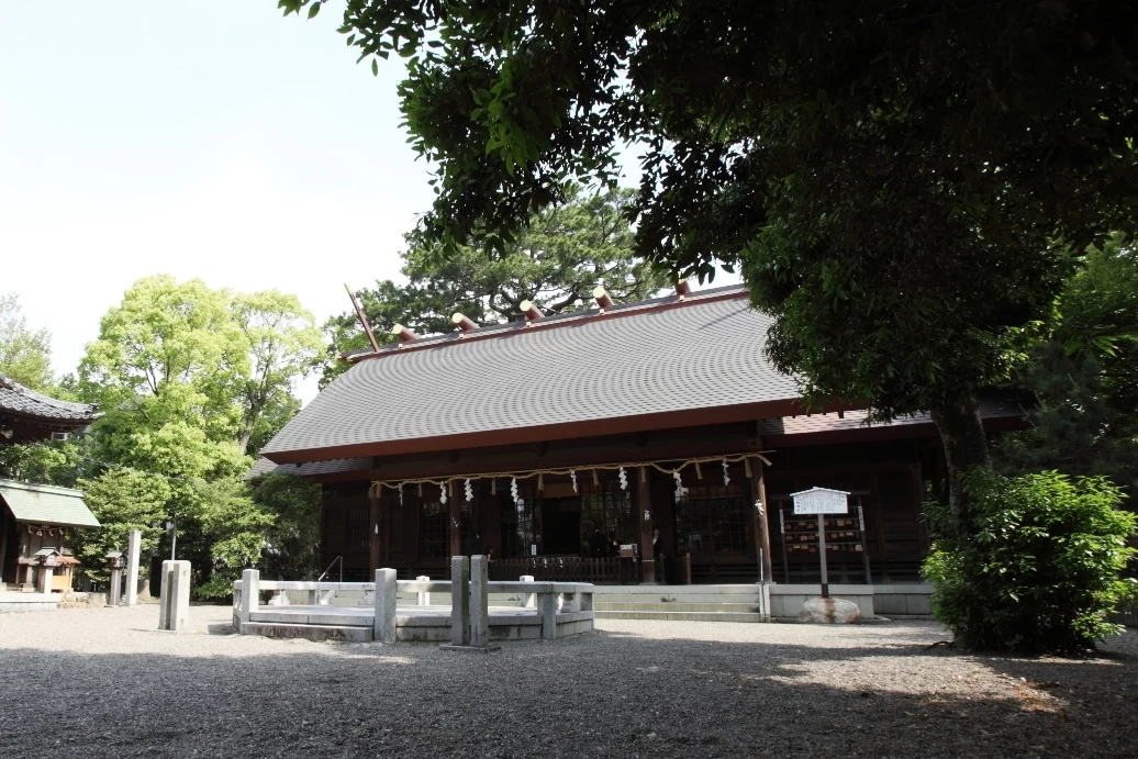 安久美神戸神明社社殿左側から