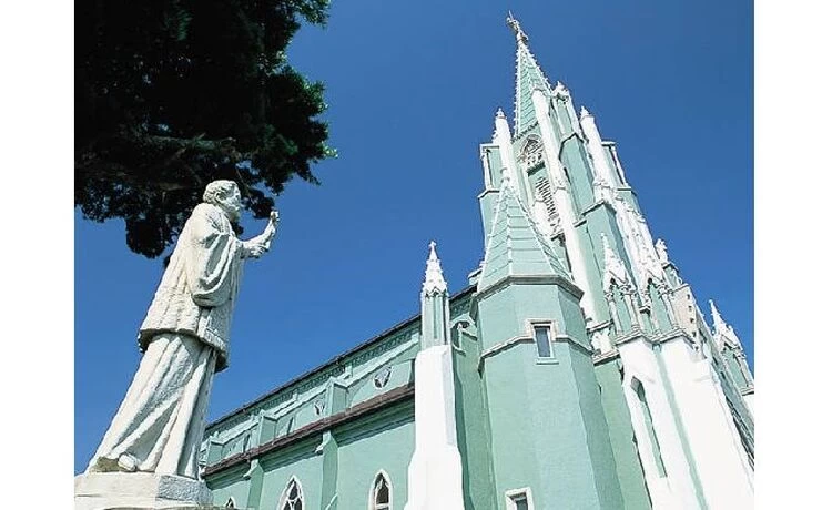 教会脇のザビエル像
