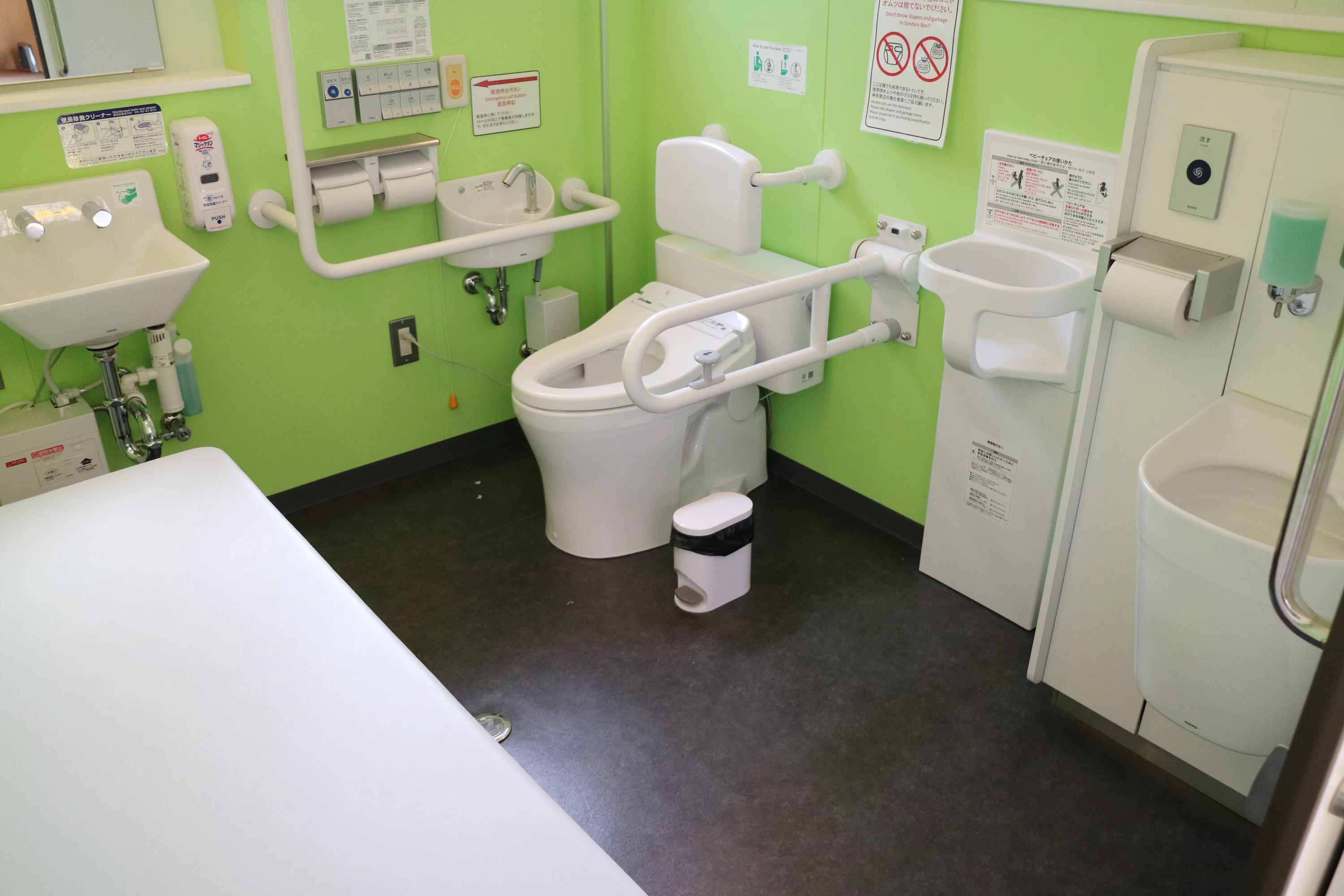 宇治浦田街路広場公衆トイレ内にある右側の多機能トイレ