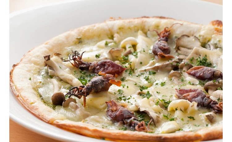 蛍烏賊バジルきのこピザ