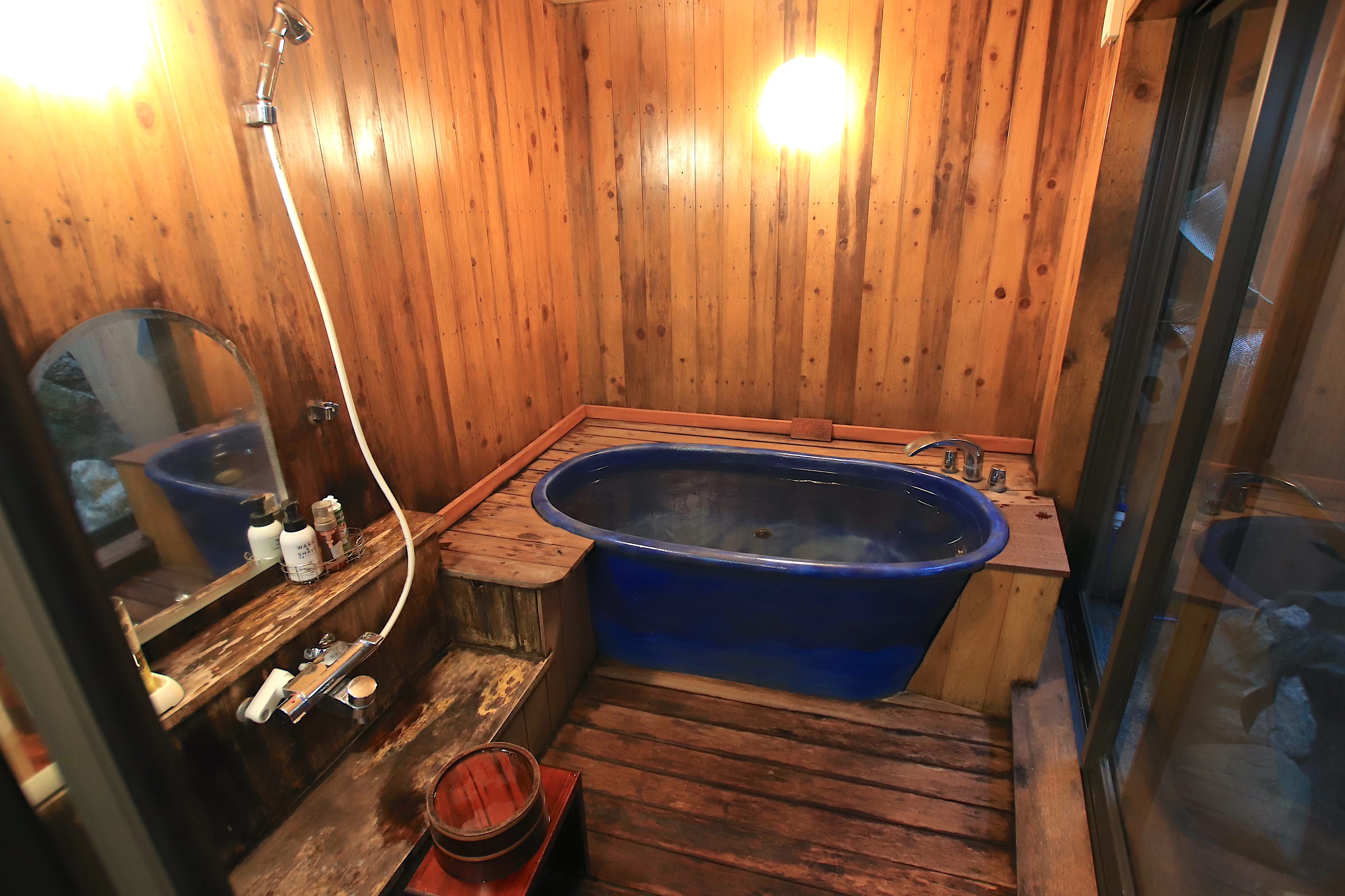 常滑焼製の貸切風呂「深海」
