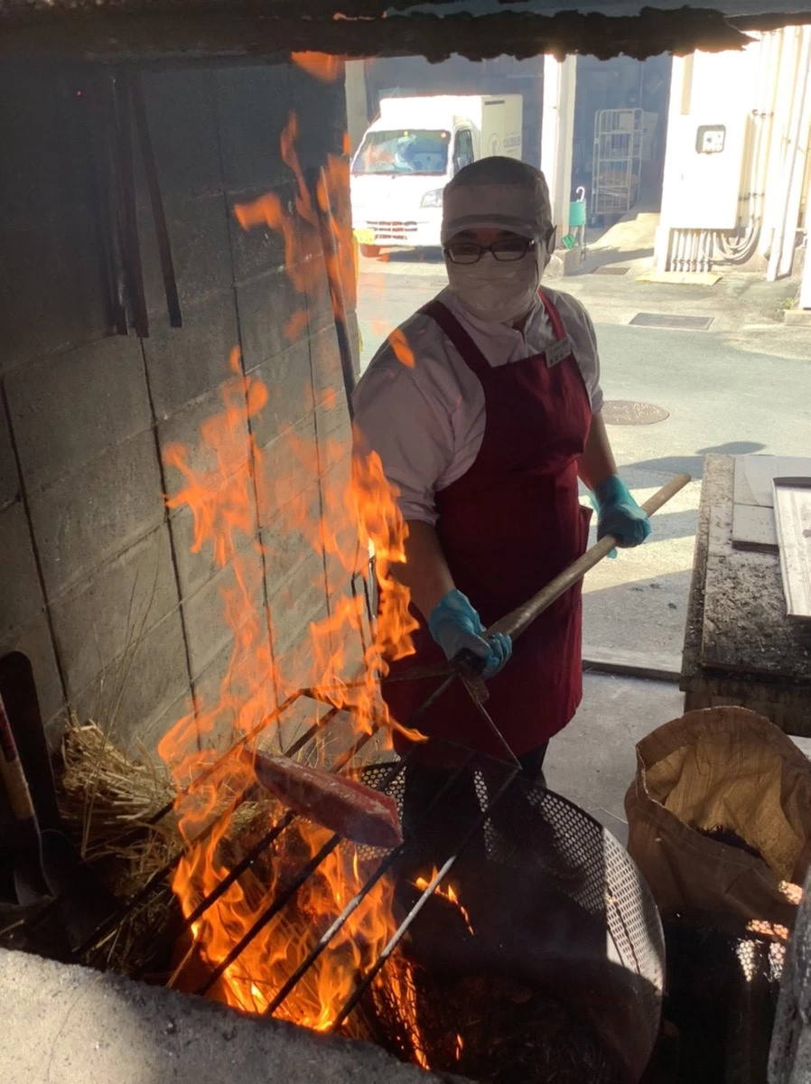 カツオは店で藁焼き