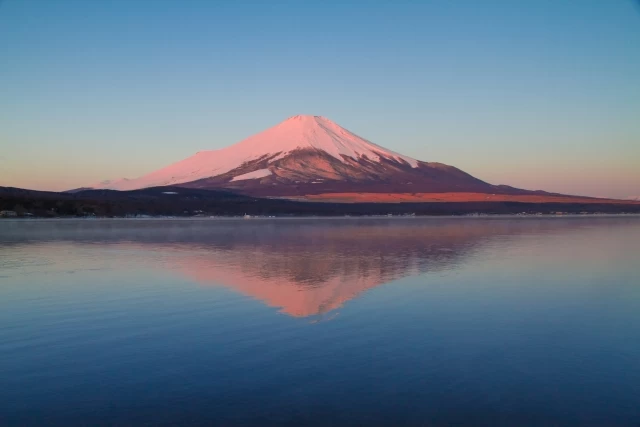 真冬の朝夕、積雪の斜面が赤く染まる「紅富士」