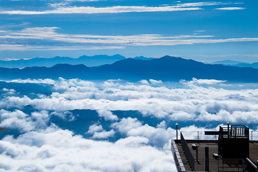 雲海と山頂駅展望台