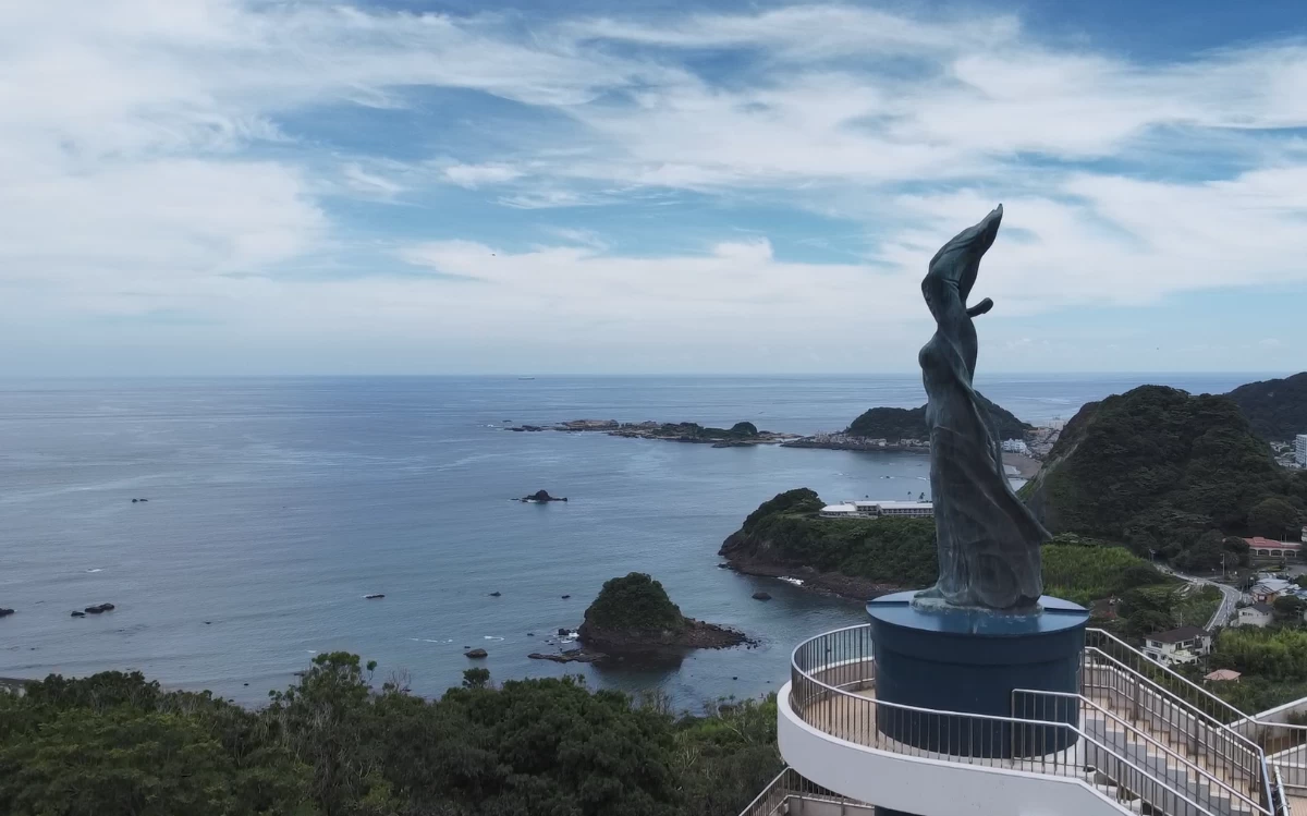 女神像「暁風」と太平洋