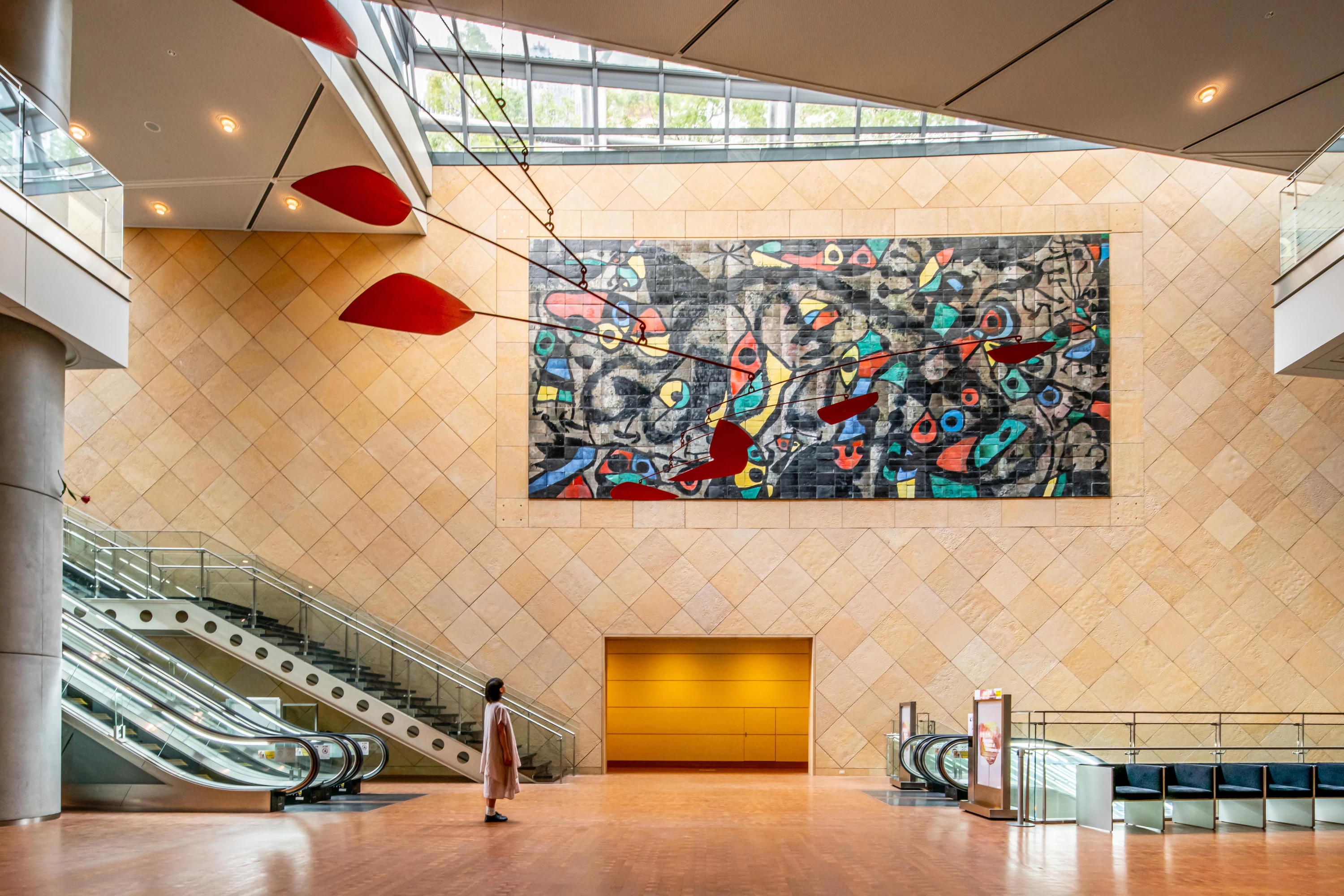 ミロやコールダーの作品が飾られたエントランス　提供：国立国際美術館