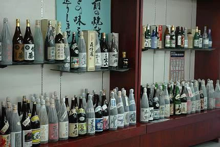 1階売店　鹿児島の銘酒が約100種類並ぶ