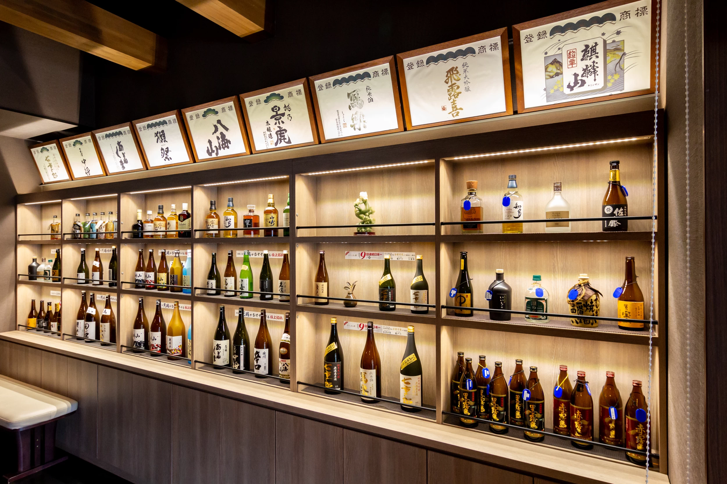 福島県の地酒を中心に豊富な日本酒が並ぶ