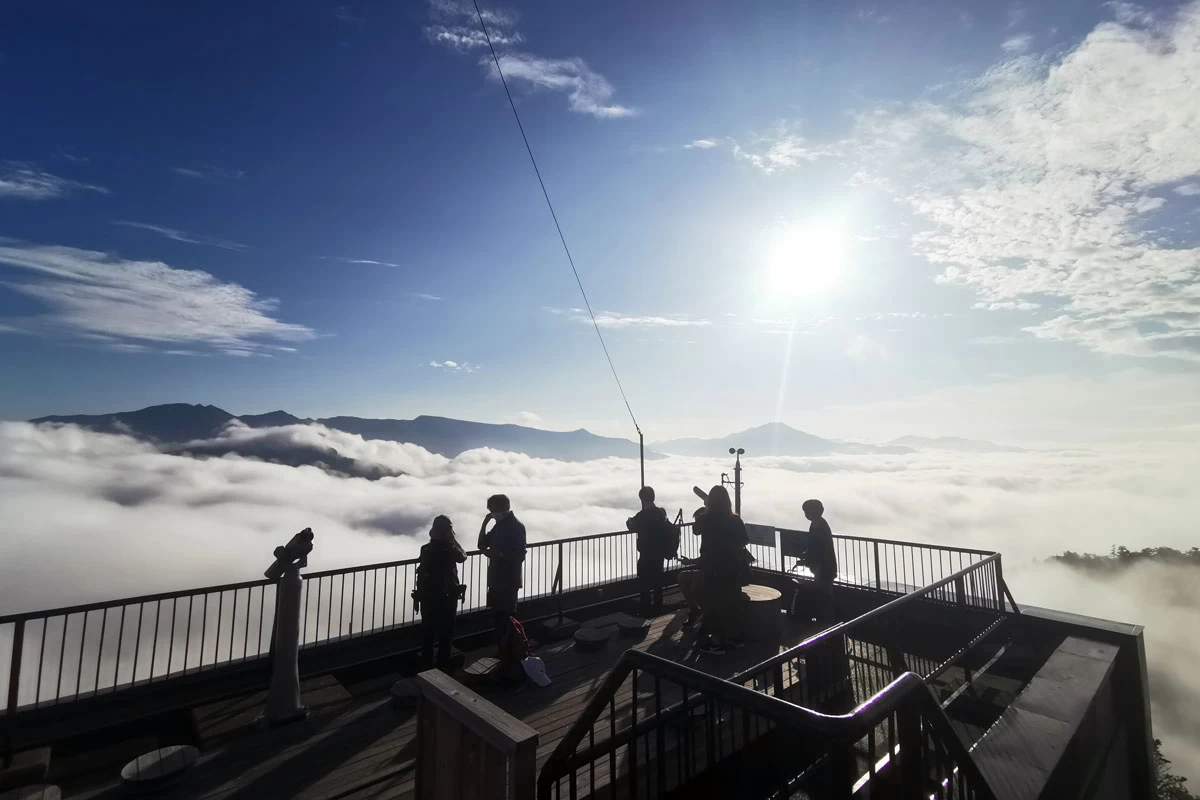 黒岳駅の展望台から雲海を望む