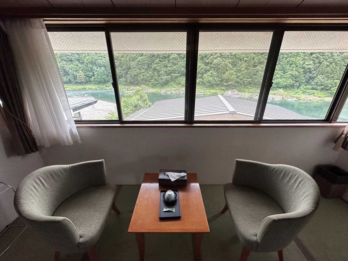 長良川を臨む客室