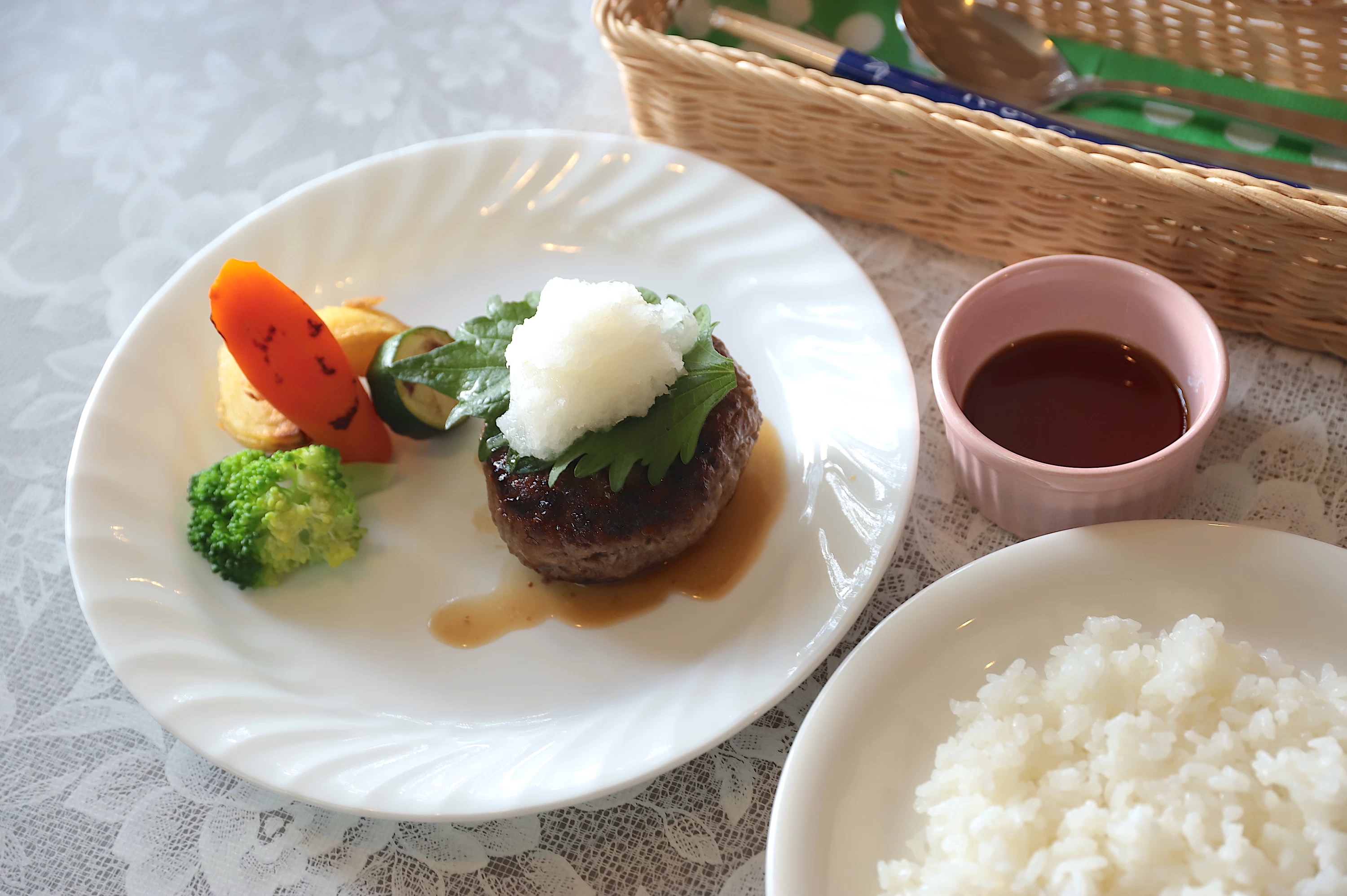和風おろしハンバーグと彩り豊かな野菜
