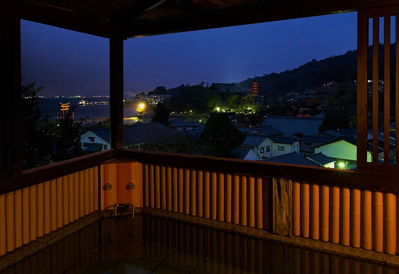 宮島の夜景を貸切展望露天風呂で堪能