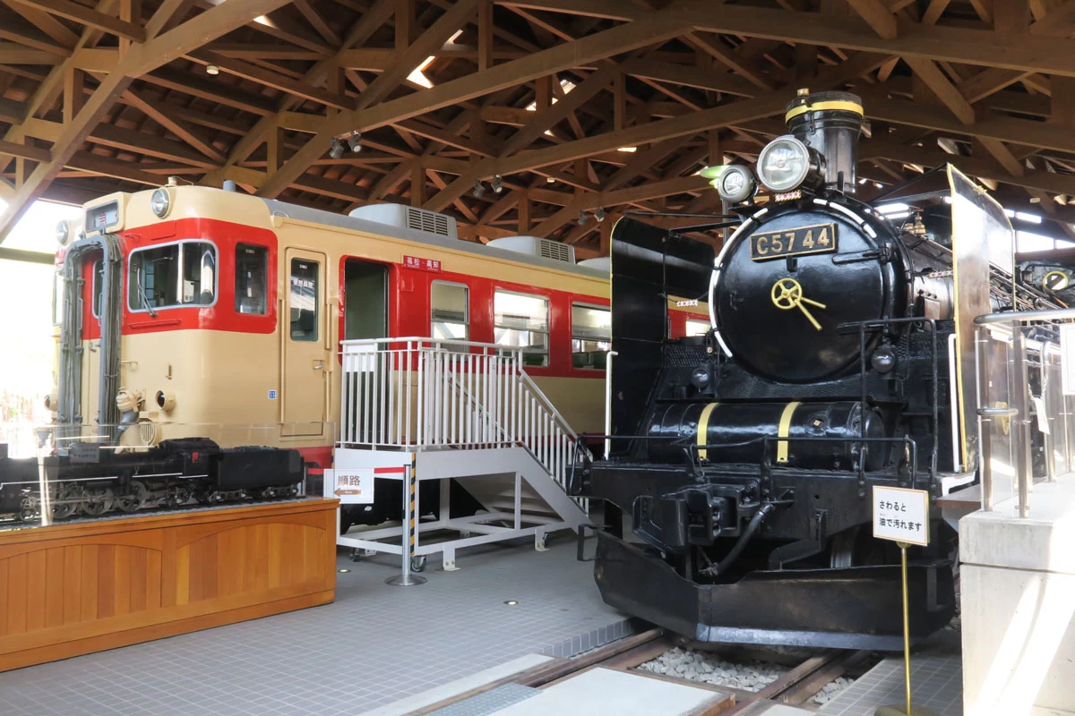 南館内の蒸気機関車とキハ65形急行用気動車