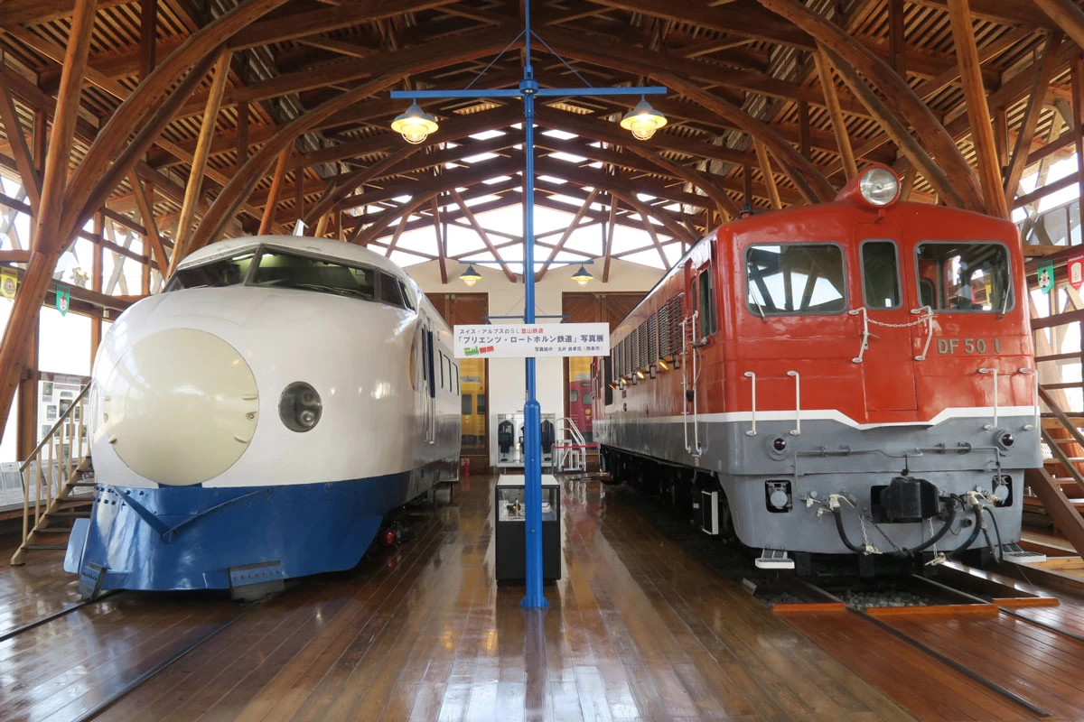 北館内の0系新幹線とディーゼル機関車