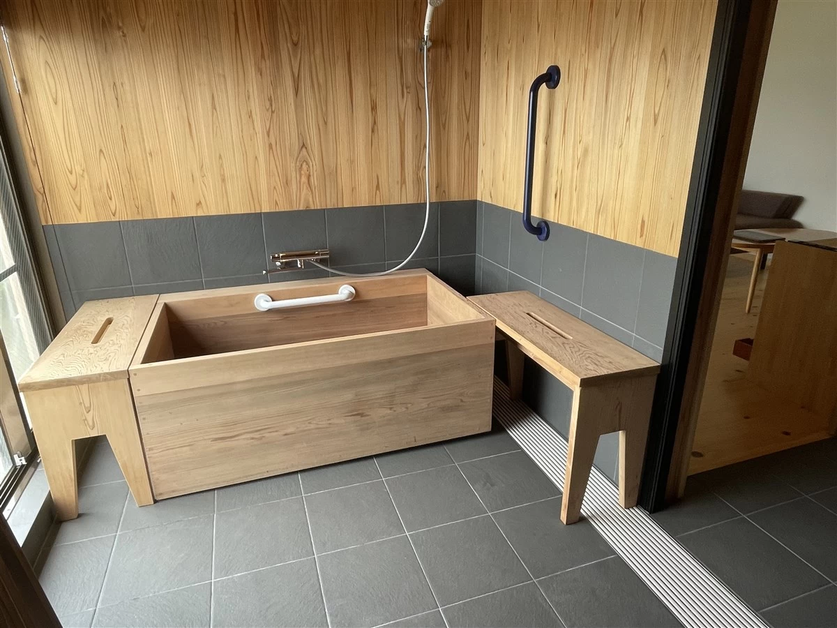 ユニバーサルデザインルームの浴室