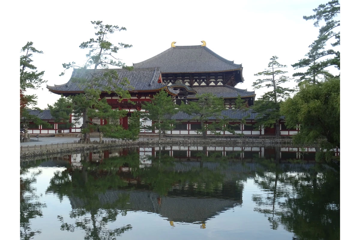 鏡池と大仏殿