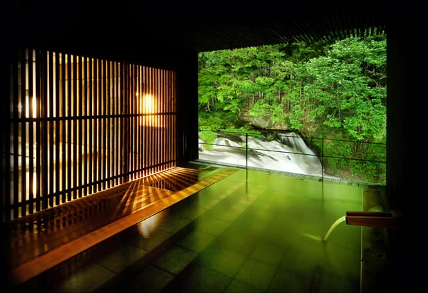 伏見ヶ滝を間近に望む絶景の露天風呂