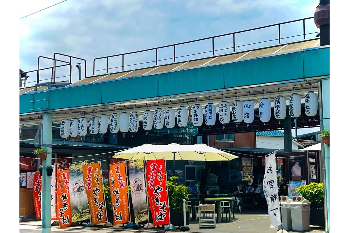 一部屋根ありの屋外フードコート