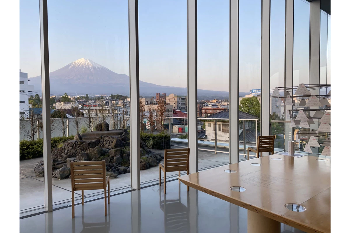 館内からも美しい富士山を一望できる