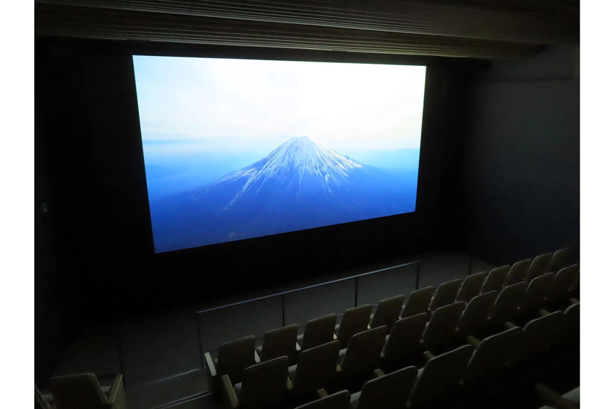 大スクリーンで富士山の姿を見られる映像シアター