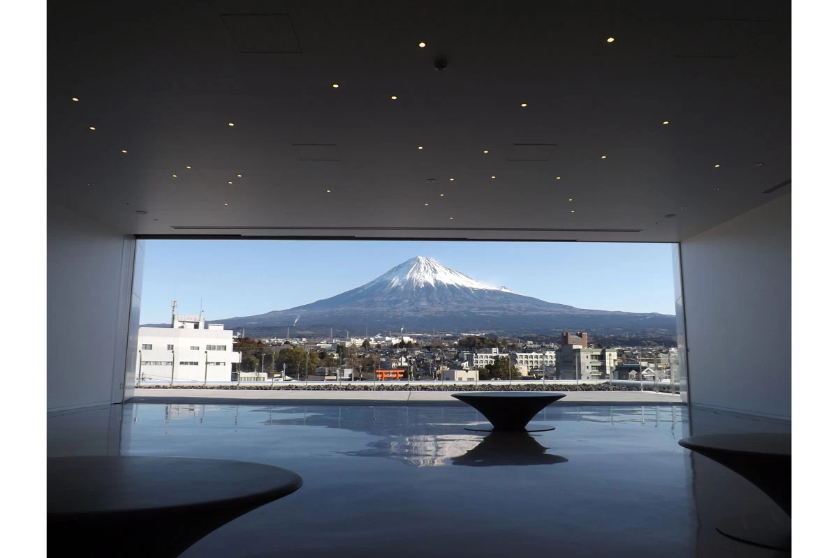 最上階の展望ホールでは正面から富士山を望める