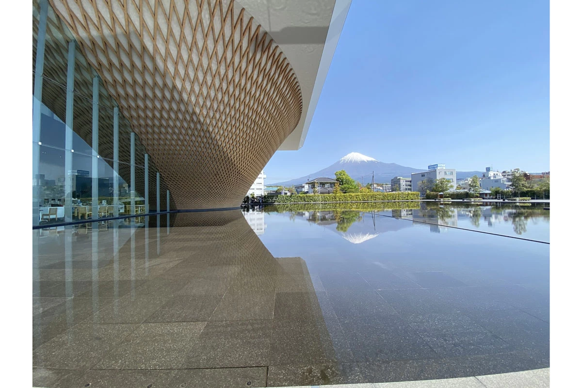 地下水を引いた水盤に富士山が映り込む
