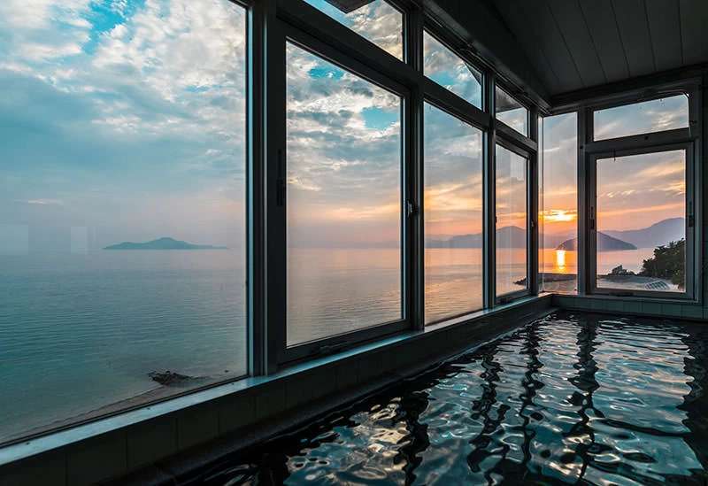 瀬戸内海のサンセットを眺める大浴場