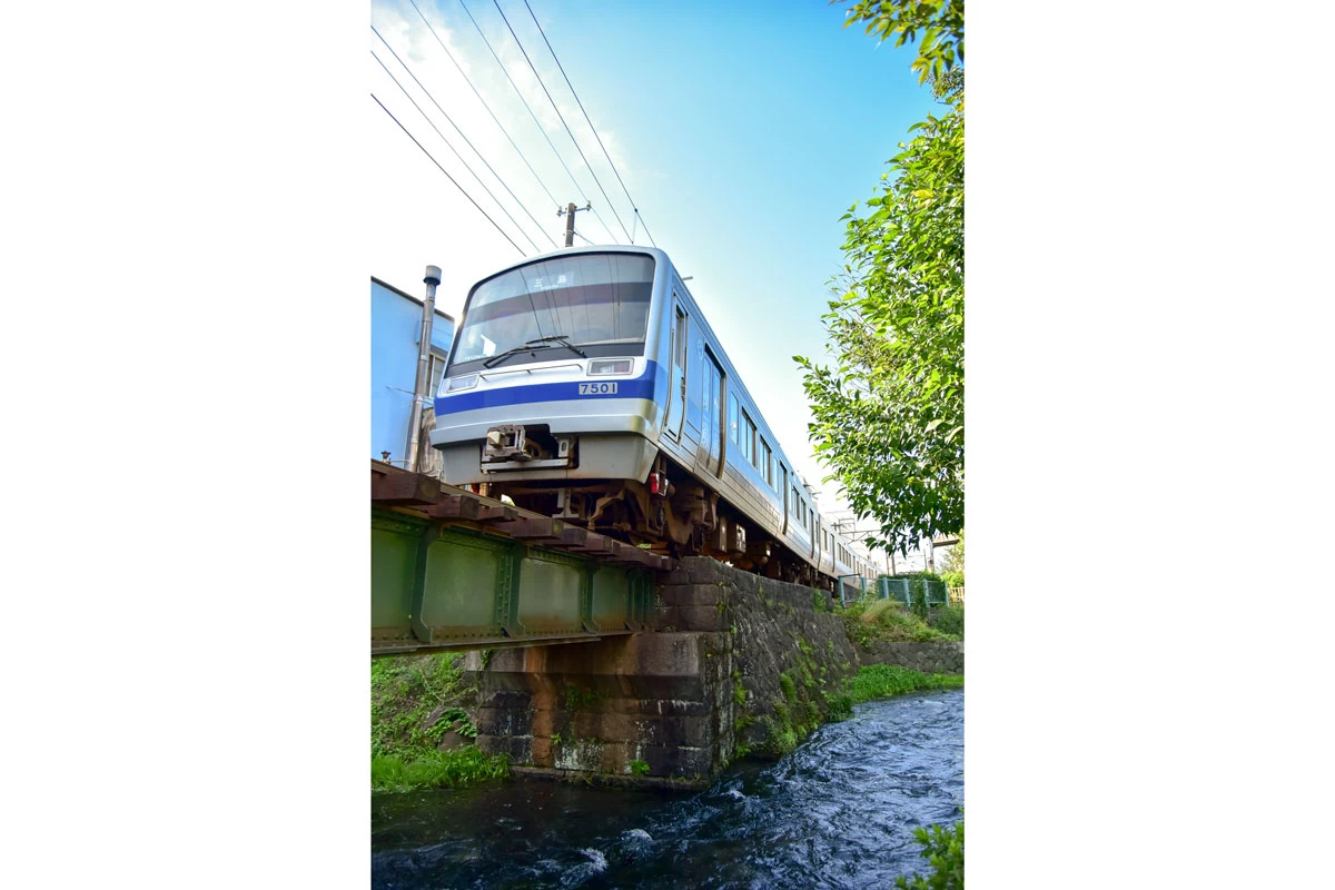 源兵衛川沿いを走る伊豆箱根鉄道・駿豆線
