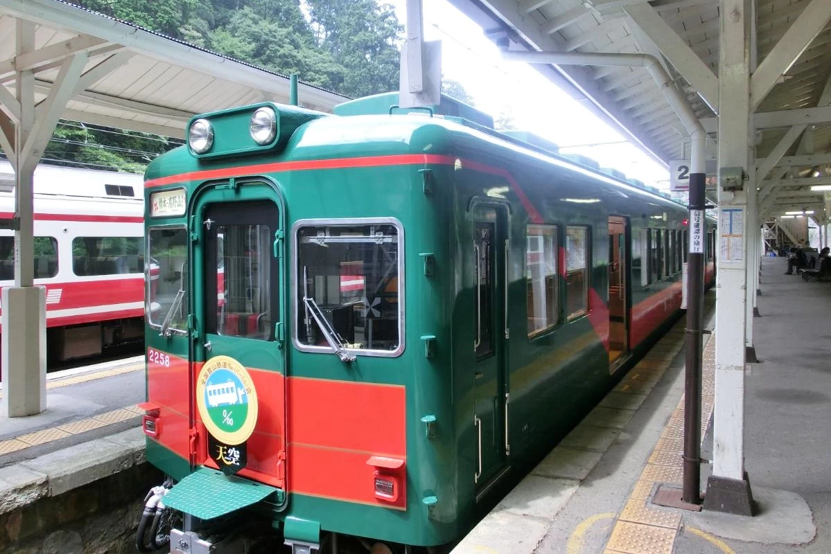 橋本駅から極楽橋駅を運行する「天空」