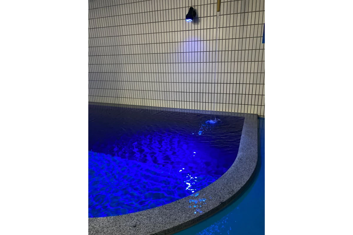 女性水風呂（青の洞窟）