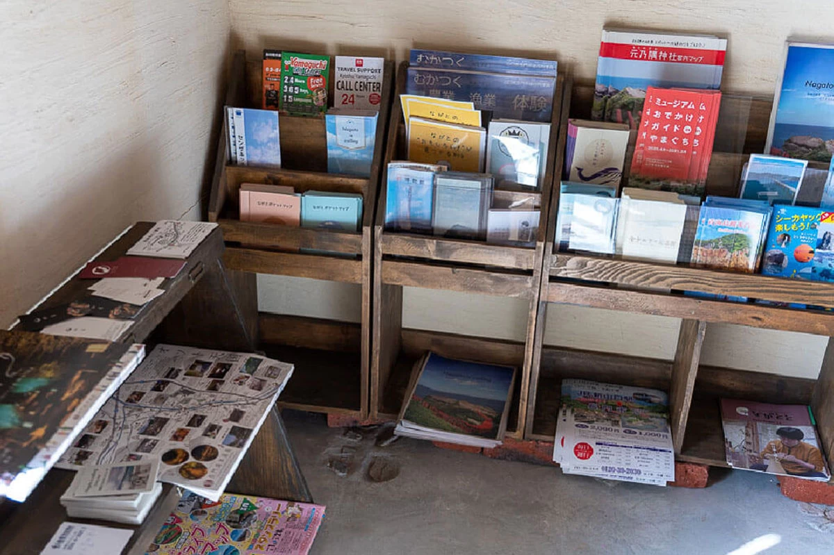 店の一角には観光案内のパンフレットも並ぶ