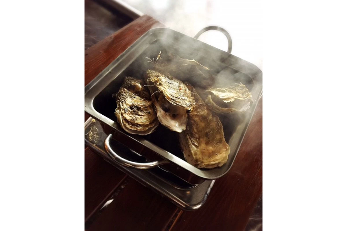 鍋で蒸し焼きにする「ガンガン焼き」