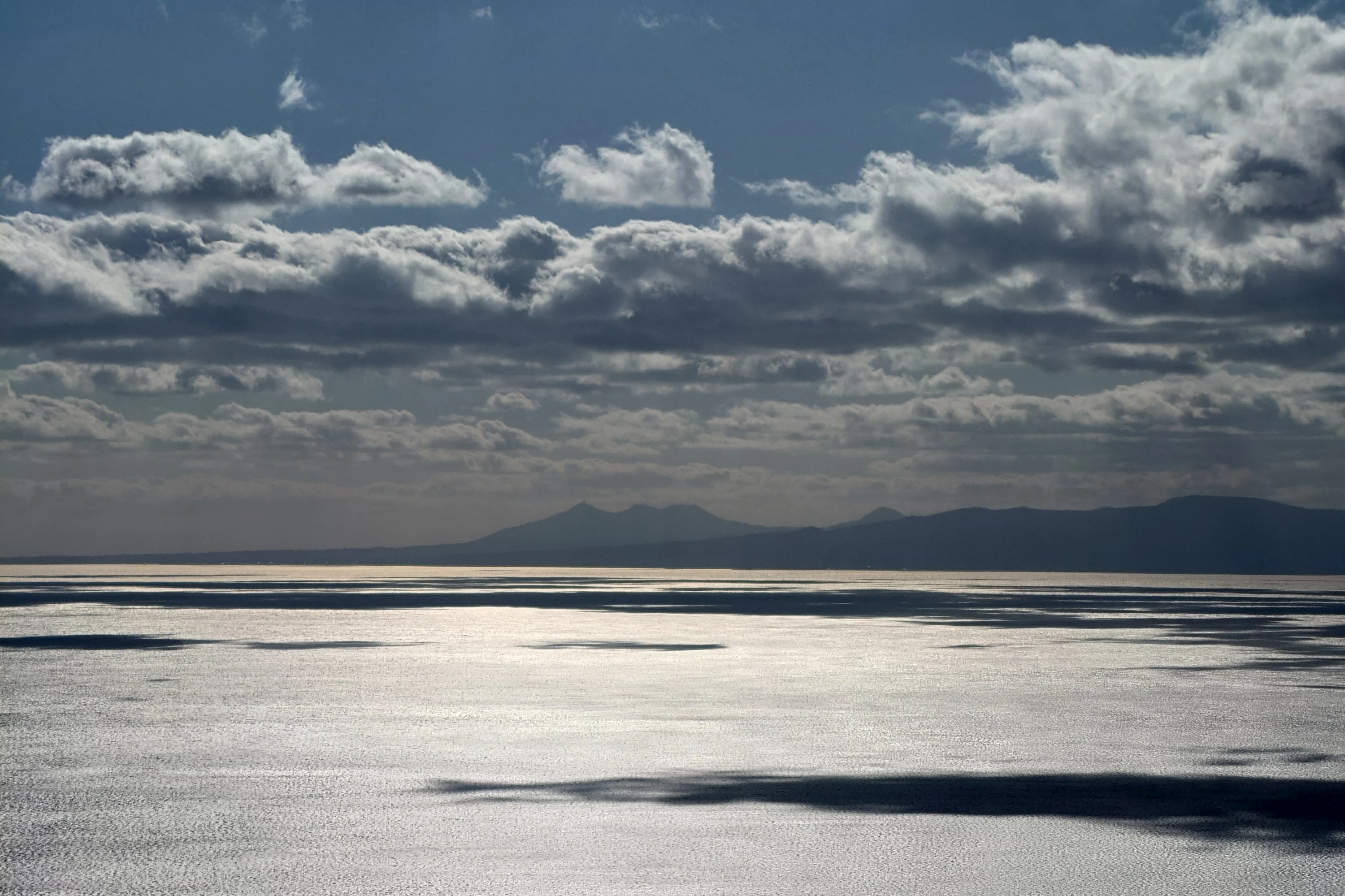津軽海峡越しに下北半島が見える