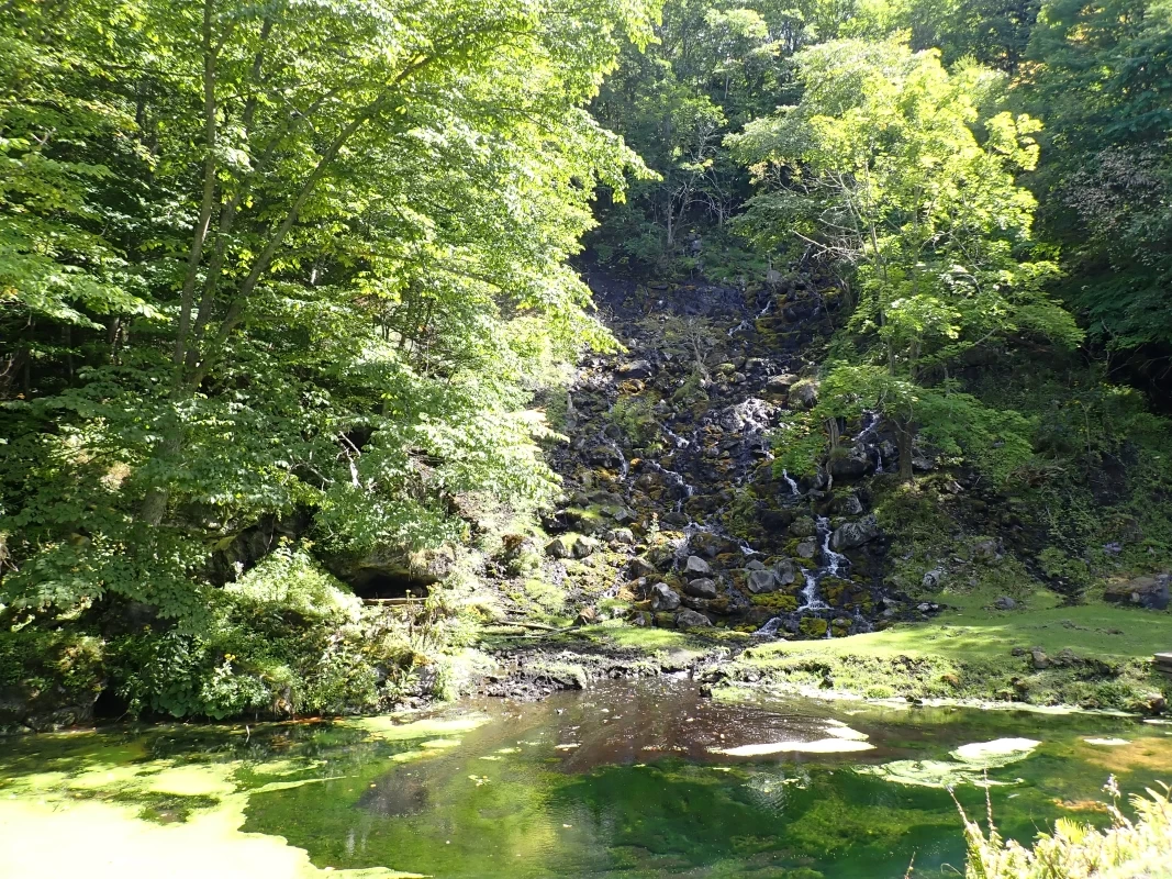 「オンネトー湯の滝」全景