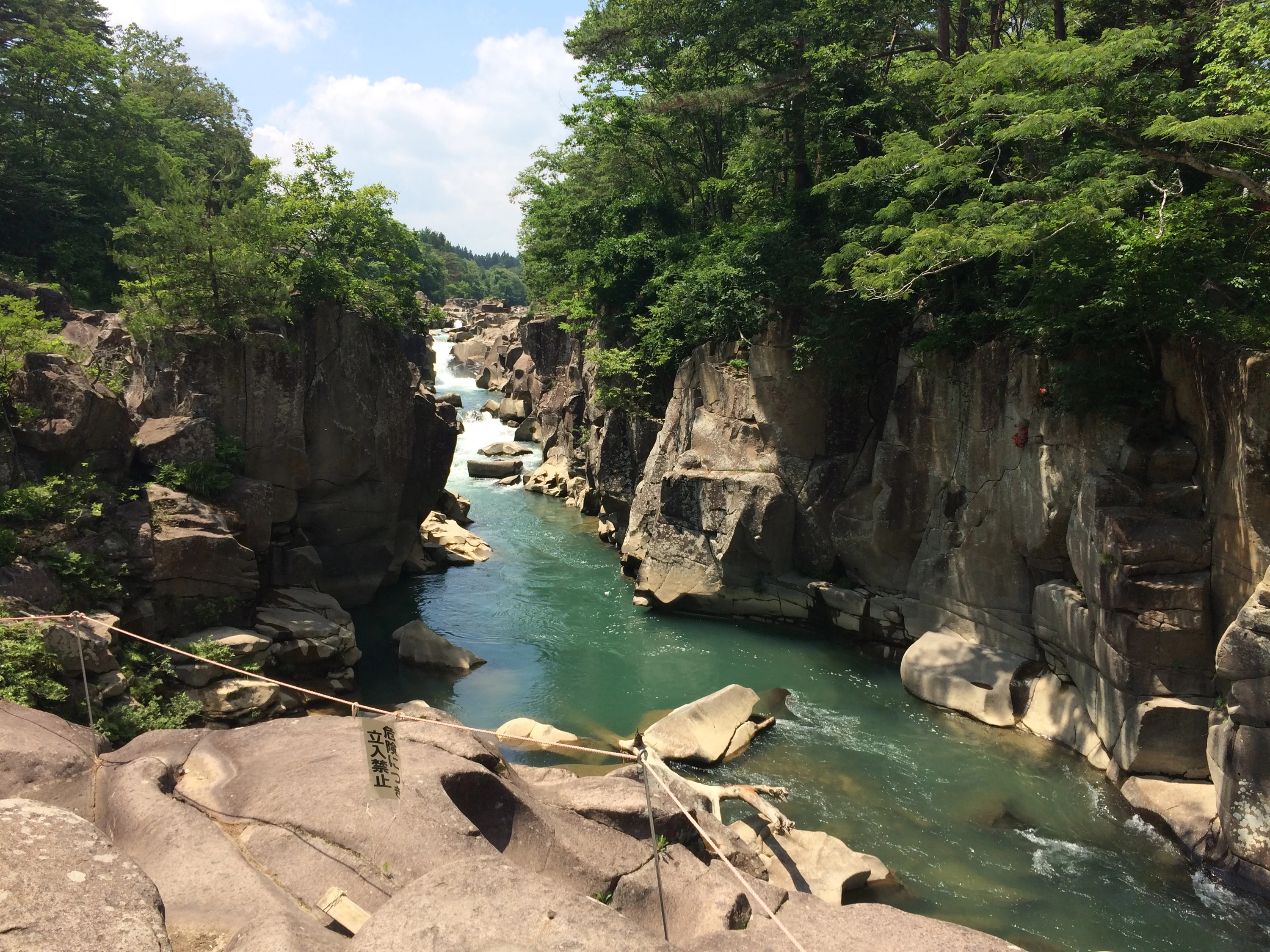 険しい崖が続く
