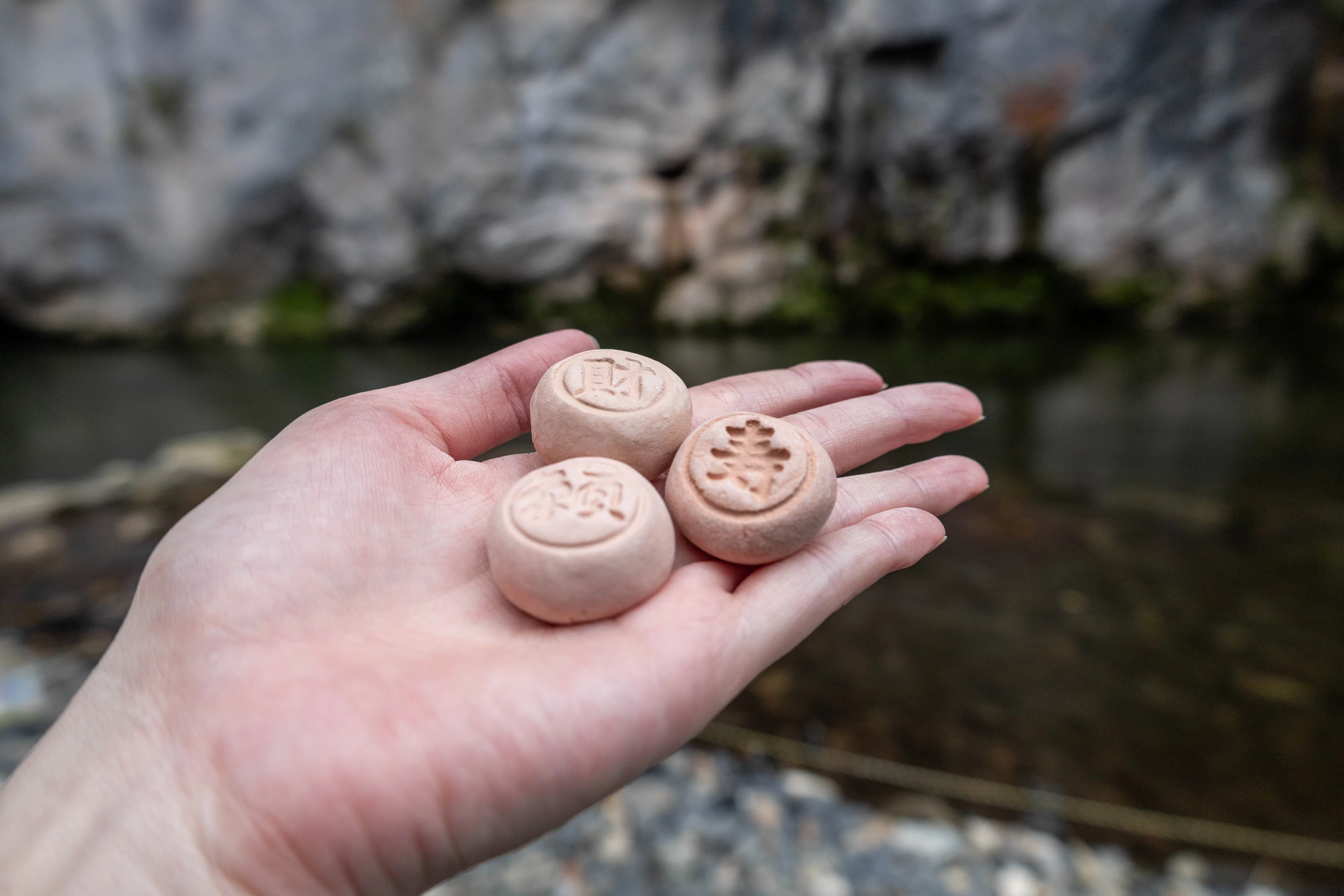 名物の運玉（うんだま）は、対岸の穴に入れることができれば願いが叶うそう